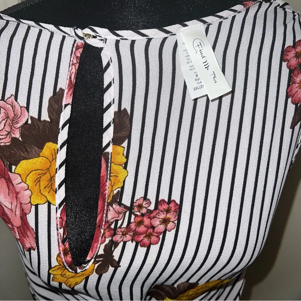 Boutique New Plus Size floral Romper - Picture 11 of 12